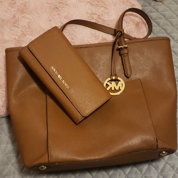 Michael Kors Handbags - 🚫SOLD🚫Michael Kors tote bag and wallet